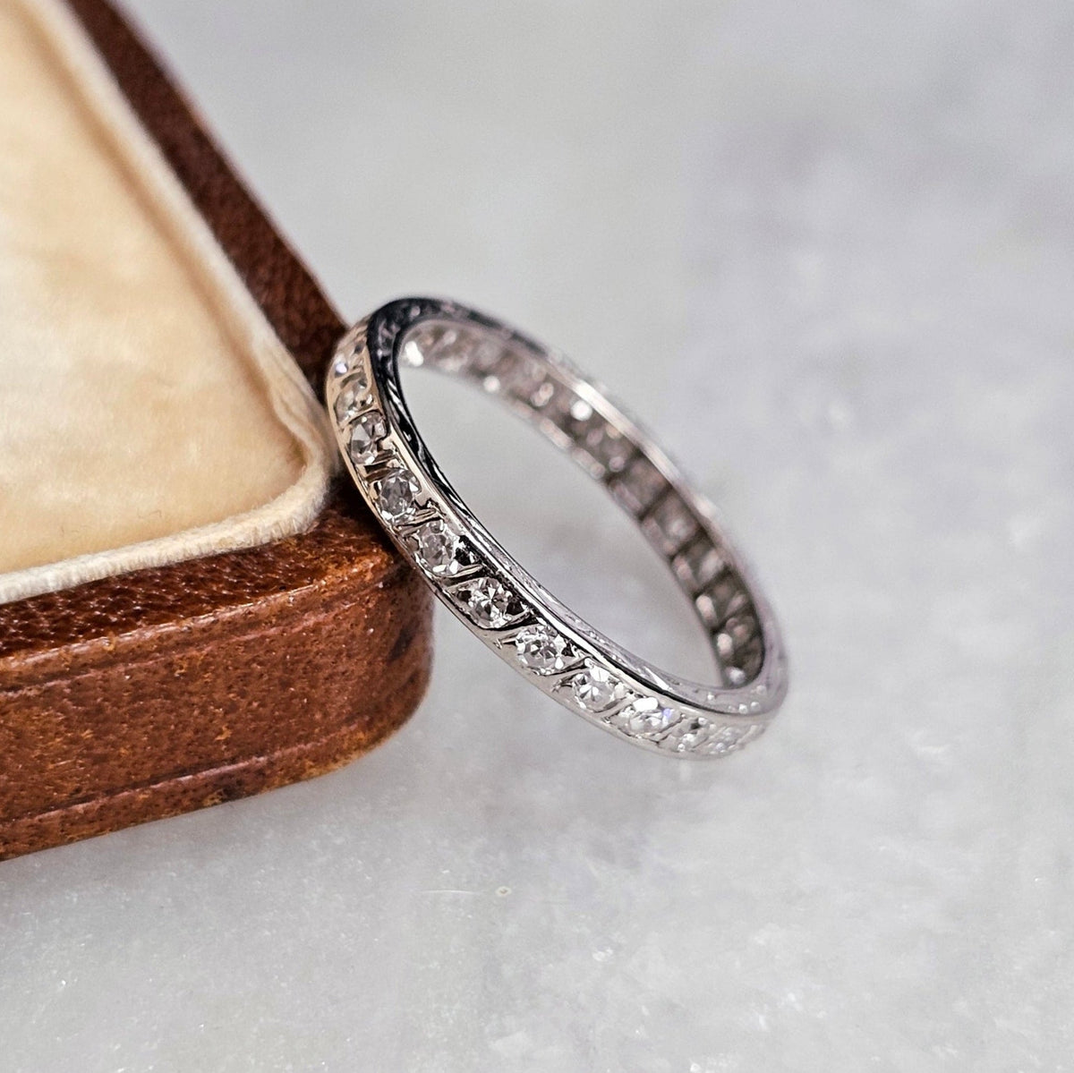 Alliance américaine vintage en Platine sertie de 27 diamants, autre vue