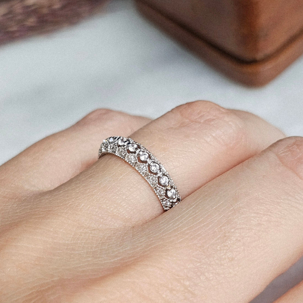 Bague type alliance vintage en or blanc à motif milgrain (millegrain), vue portée