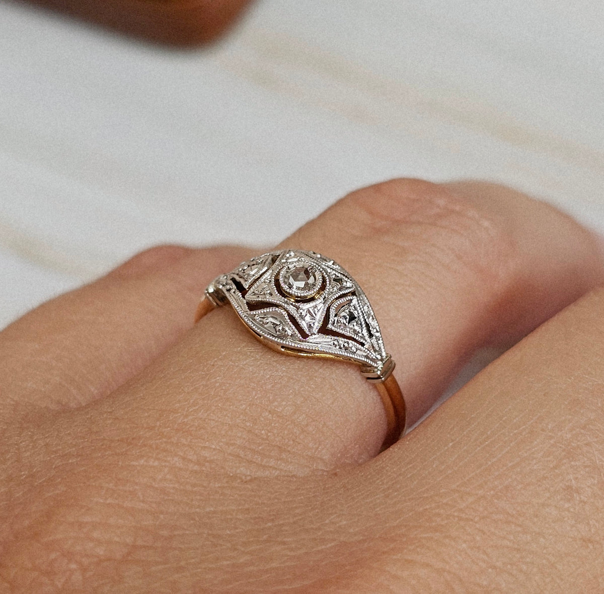 Bague Art Déco ancienne avec diamant, or 18 carats et Platine. Bijou sélectionné par Etoile Grenat. Vue portée