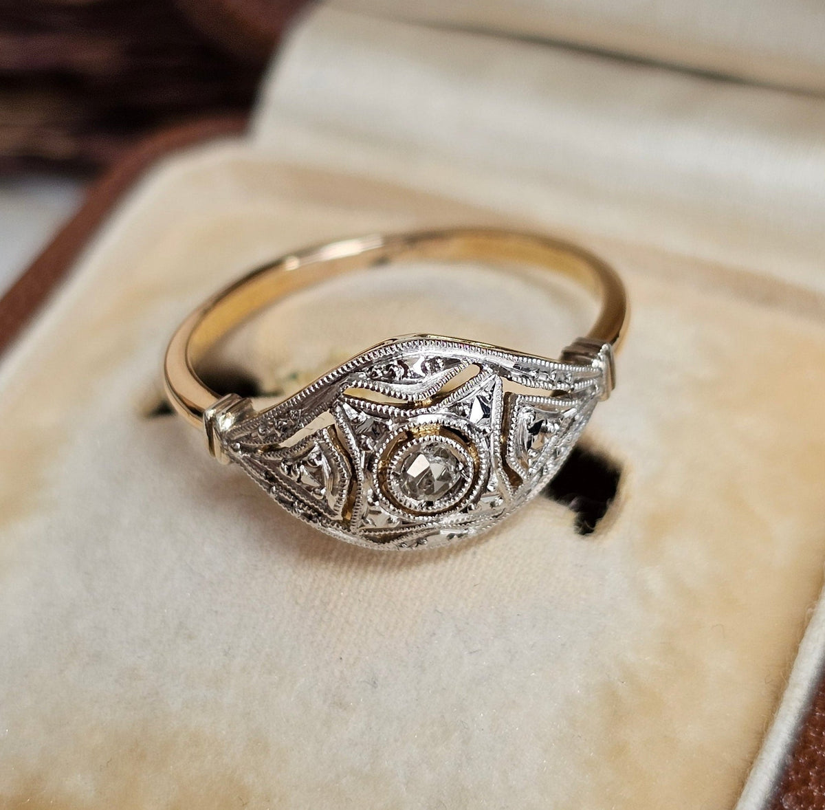 Bague Art Déco ancienne avec diamant, or 18 carats et Platine. Bijou sélectionné par Etoile Grenat. 