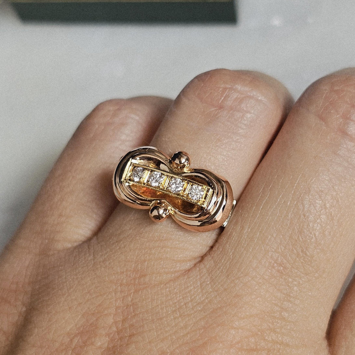 Bague époque Art déco composée des trois ors 18 carats et sertie de quatre diamants, vue portée