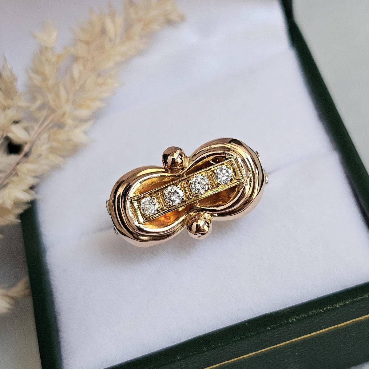 Bague époque Art déco composée des trois ors 18 carats et sertie de quatre diamants