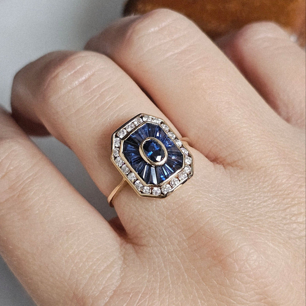 Bague octogonale de style Art Déco, en or jaune 18 carats, sertis de Saphirs créant un motif rayonnant, encadré de Diamants ronds