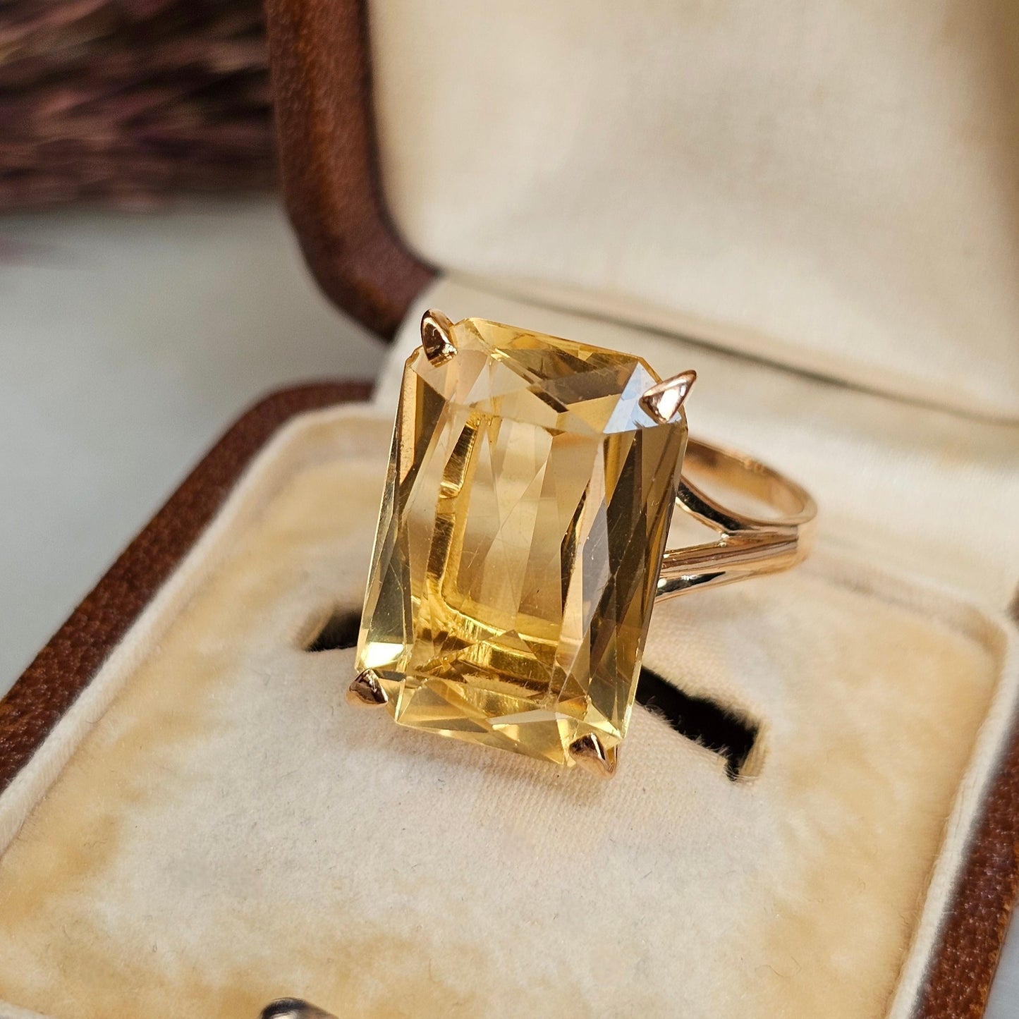 Bague cocktail vintage sertie d'une Citrine rectangulaire d'environ 10 carats sur une monture en Or rose 18 carats. Vers 1970/1980.
