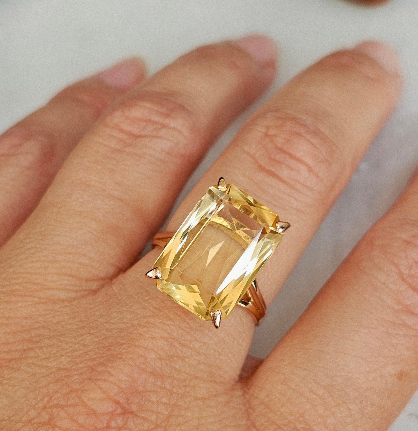 Bague cocktail vintage sertie d'une Citrine rectangulaire d'environ 10 carats sur une monture en Or rose 18 carats, vers 1970/1980. Photo portée.