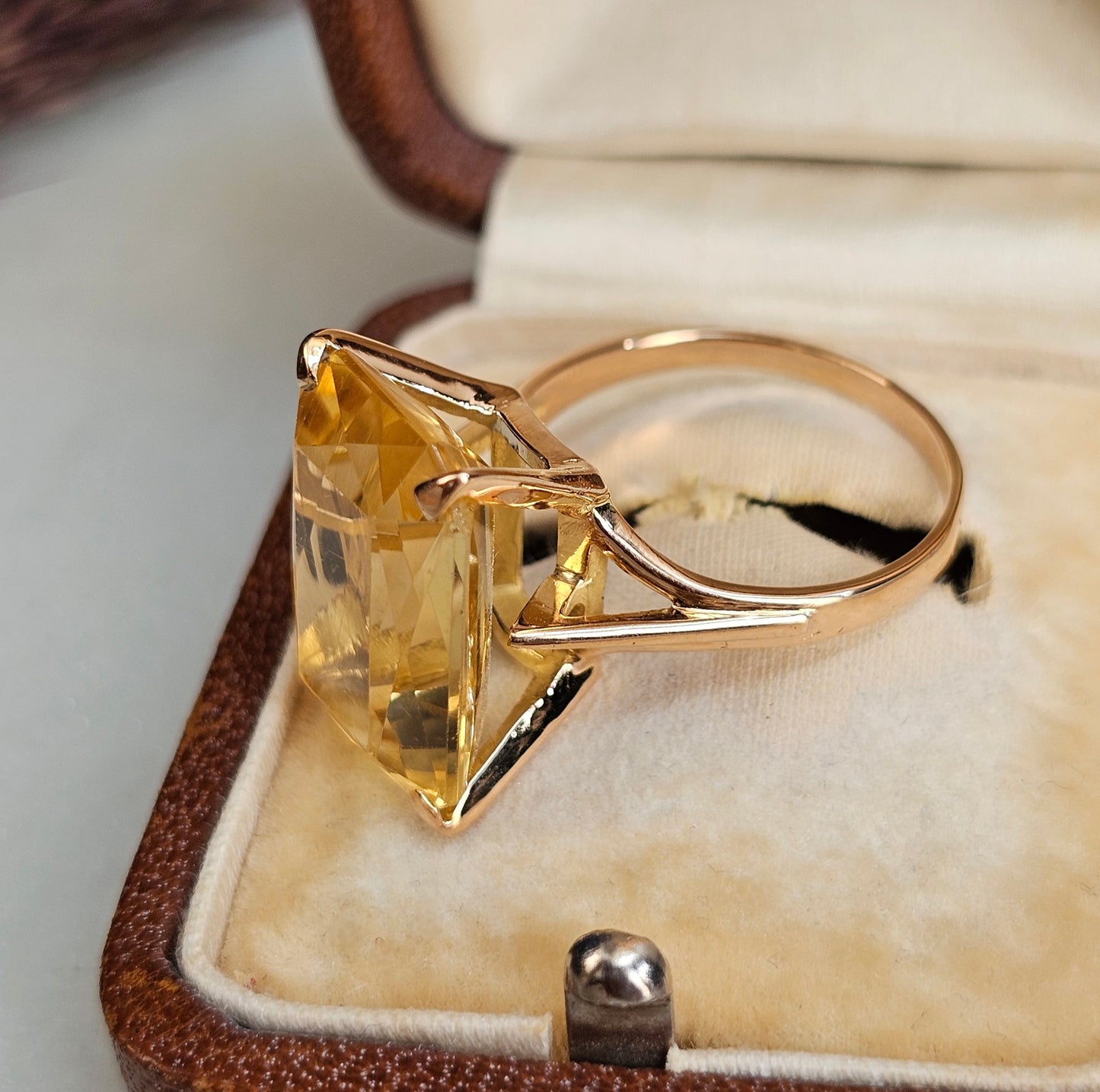 Bague cocktail vintage sertie d'une Citrine rectangulaire d'environ 10 carats sur une monture en Or rose 18 carats, vers 1970/1980, vue de profil.