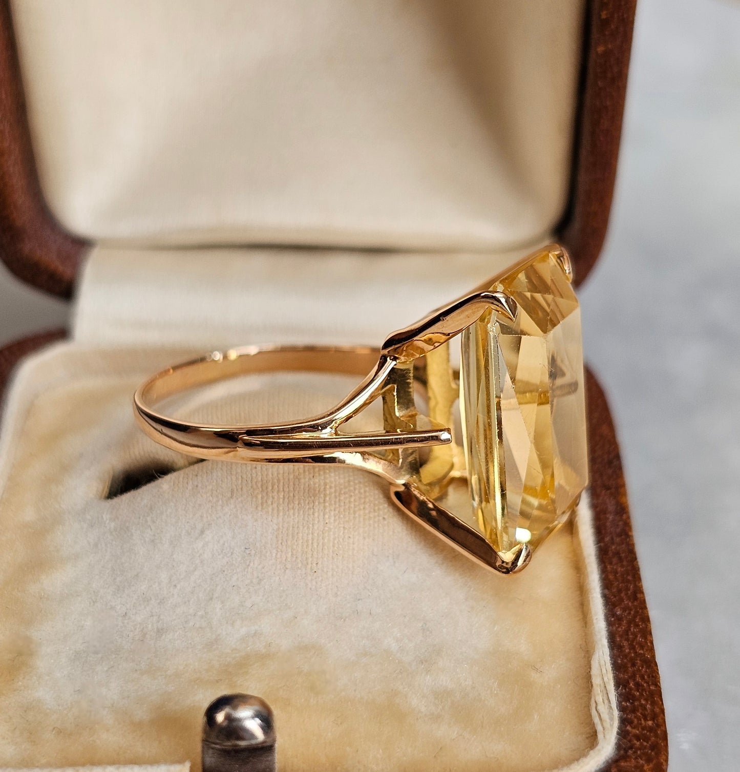 Bague cocktail vintage sertie d'une Citrine rectangulaire d'environ 10 carats sur une monture en Or rose 18 carats, vers 1970/1980, vue de côté.