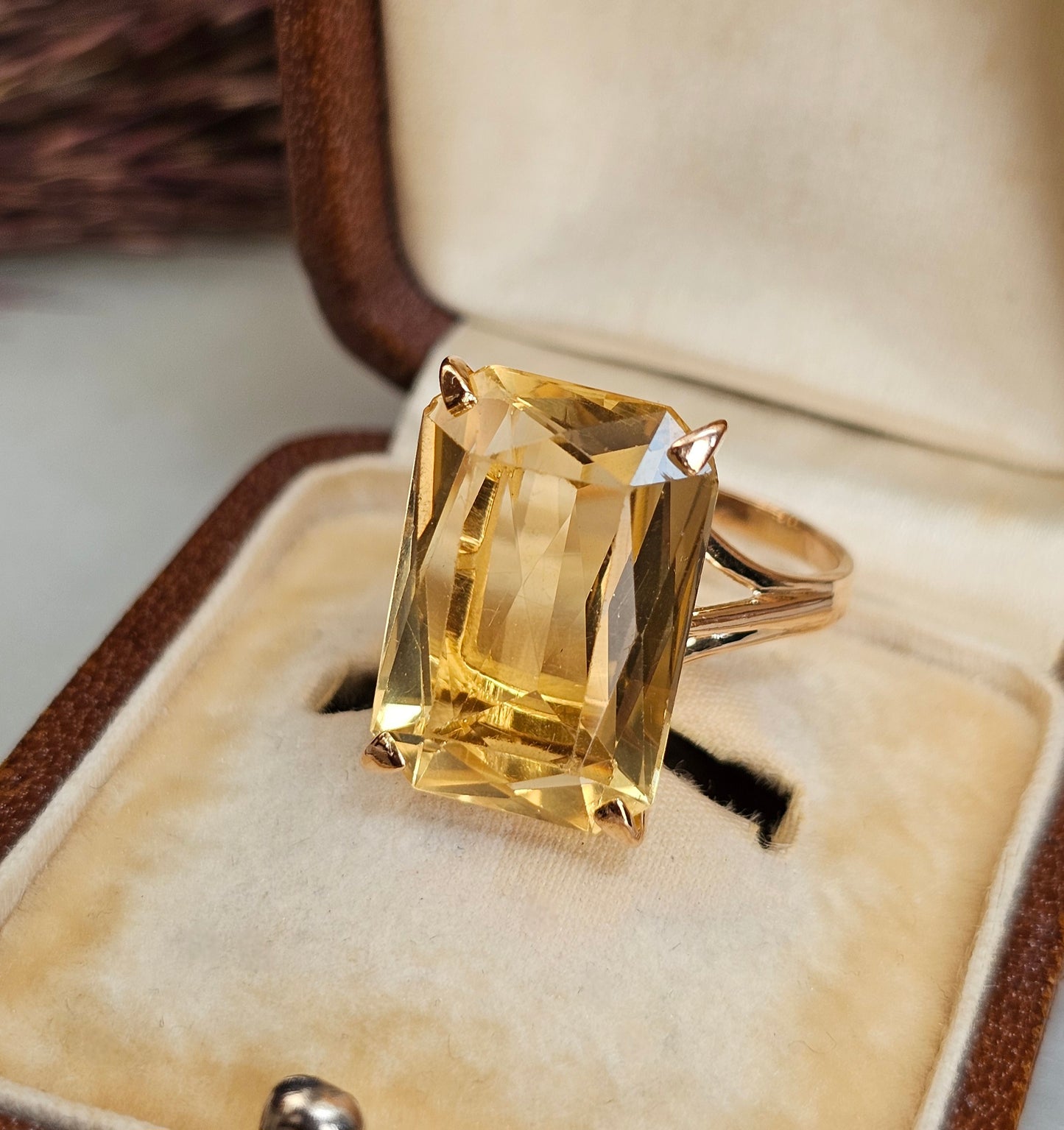 Bague cocktail vintage sertie d'une Citrine rectangulaire d'environ 10 carats sur une monture en Or rose 18 carats. Vers 1970/80.