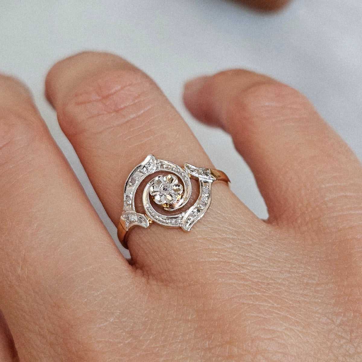 Bague de fiançailles style belle époque vers 1900 de forme tourbillon en or, platine et diamants, vue portée