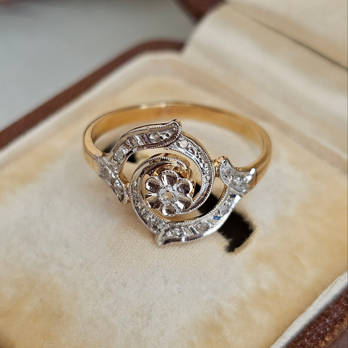 Bague de fiançailles style belle époque vers 1900 de forme tourbillon en or, platine et diamants