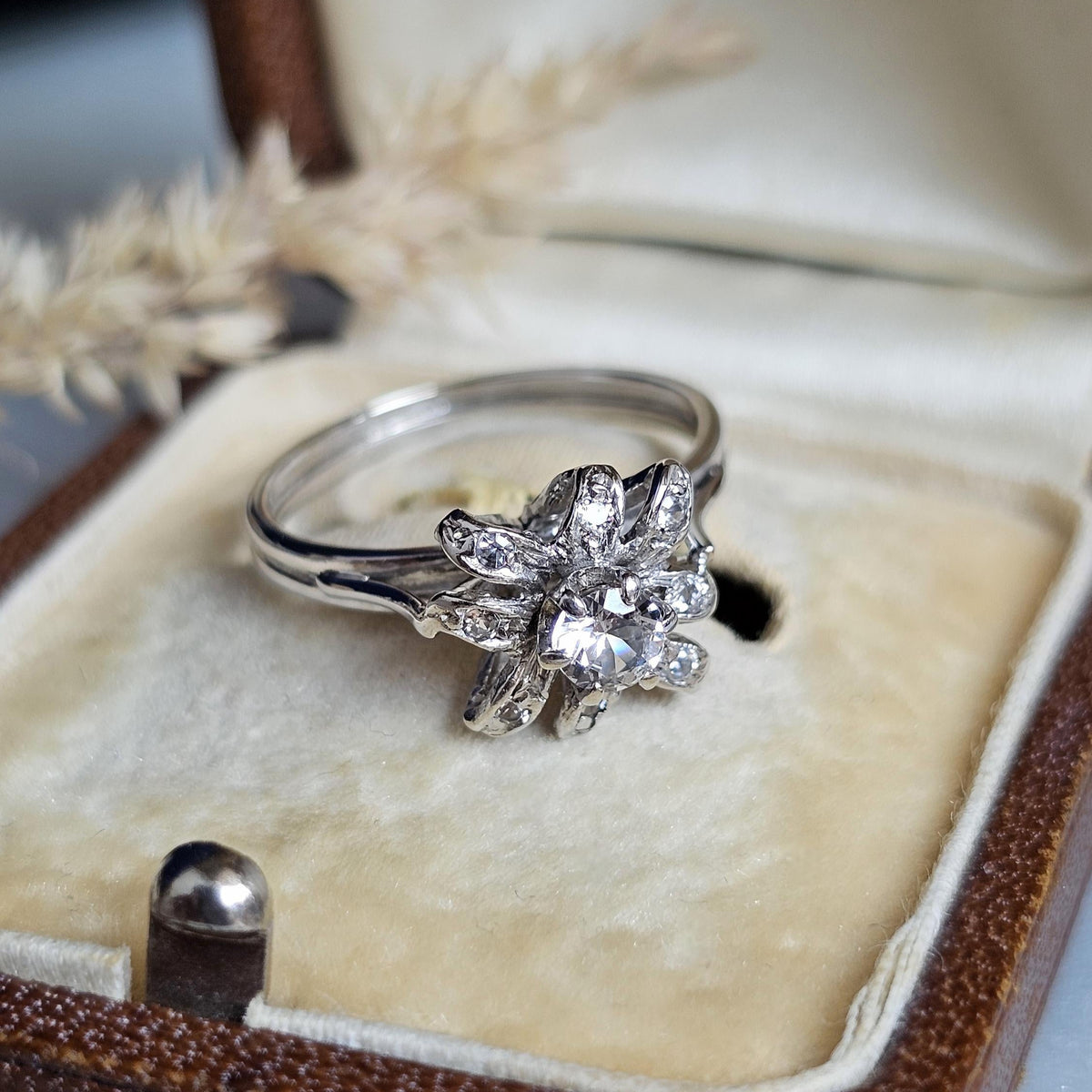 Bague de fiançailles ancienne en or blanc 18 carats et pierres blanches imitant le diamant, vue de profil