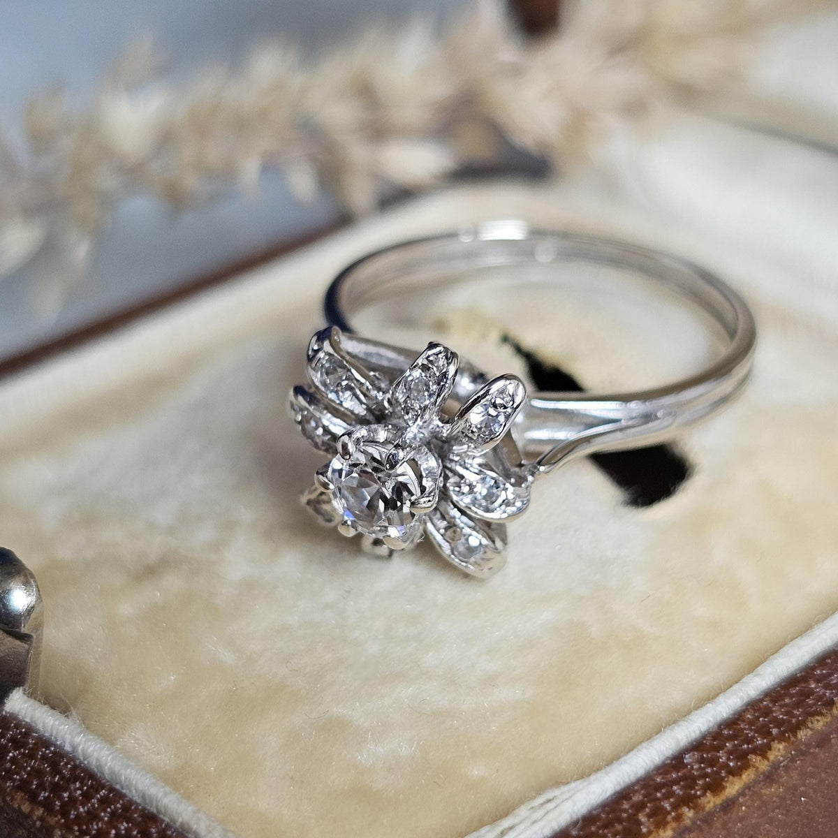 Bague de fiançailles ancienne en or blanc 18 carats et pierres blanches imitant le diamant, gros plan