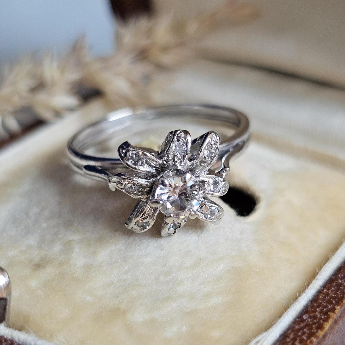 Bague de fiançailles ancienne en or blanc 18 carats et pierres blanches imitant le diamant, autre gros plan