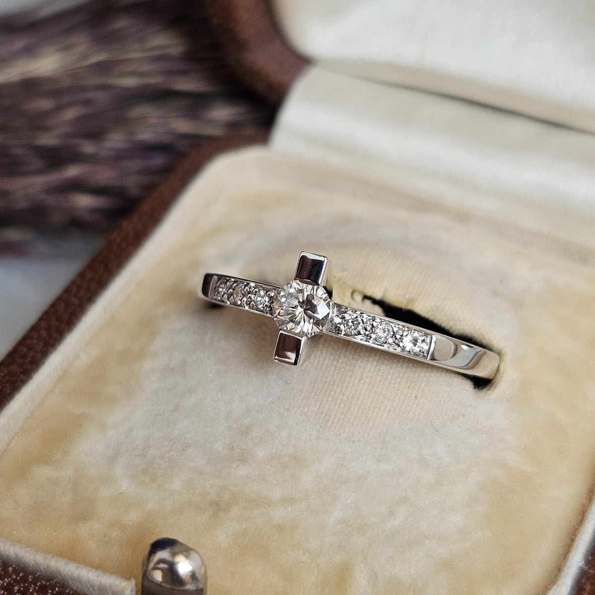 Bague vintage type solitaire ou bague de fiançailles, en or blanc 18 carats sertie de diamants, gros plan