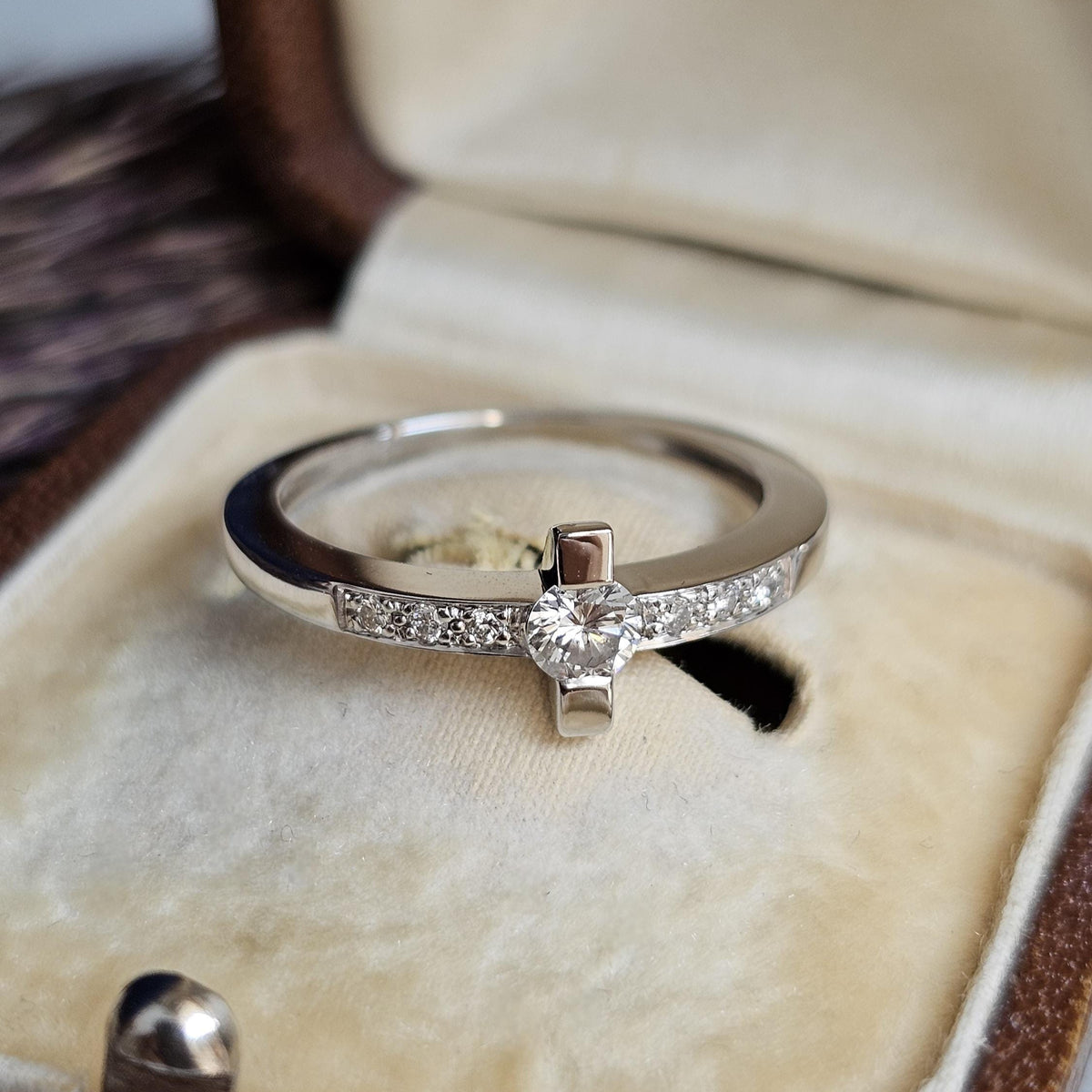Bague vintage type solitaire ou bague de fiançailles, en or blanc 18 carats sertie de diamants, autre gros plan
