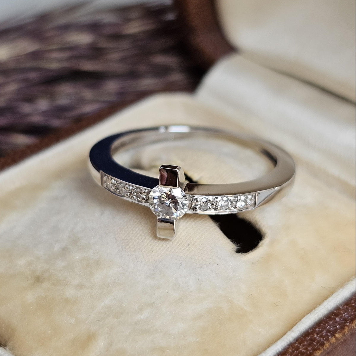 Bague vintage type solitaire ou bague de fiançailles, en or blanc 18 carats sertie de diamants