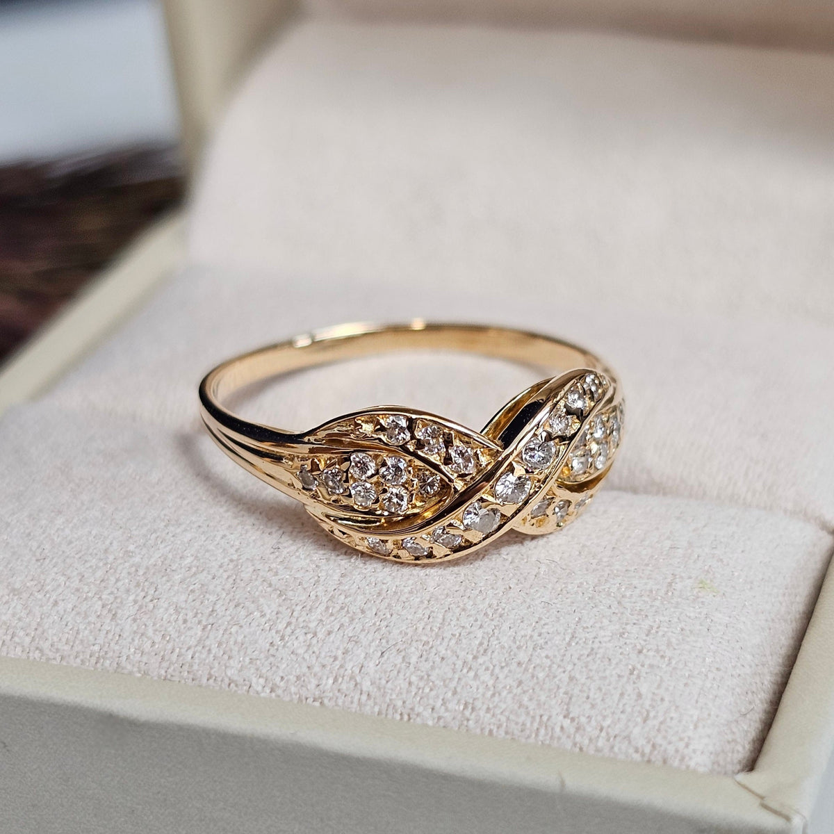 Bague vintage en or jaune 18 carats au motif entrelacé entièrement serti de Diamants. Sélectionnée par Etoile Grenat. Gros plan.