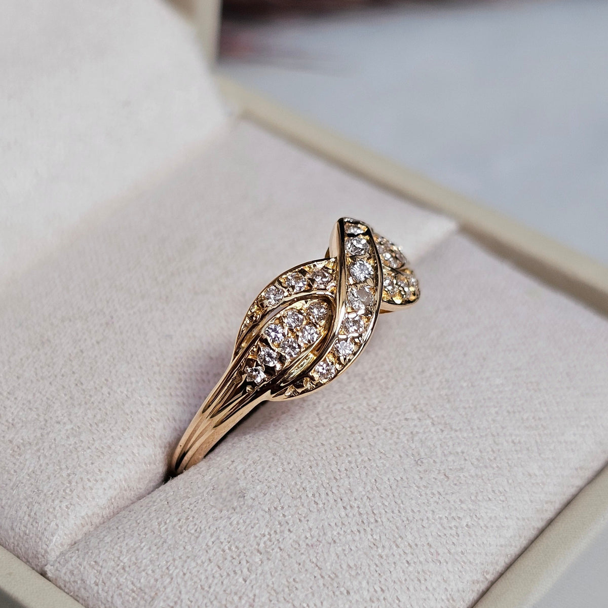 Bague vintage en or jaune 18 carats au motif entrelacé entièrement serti de Diamants. Sélectionnée par Etoile Grenat. Vue de profil.