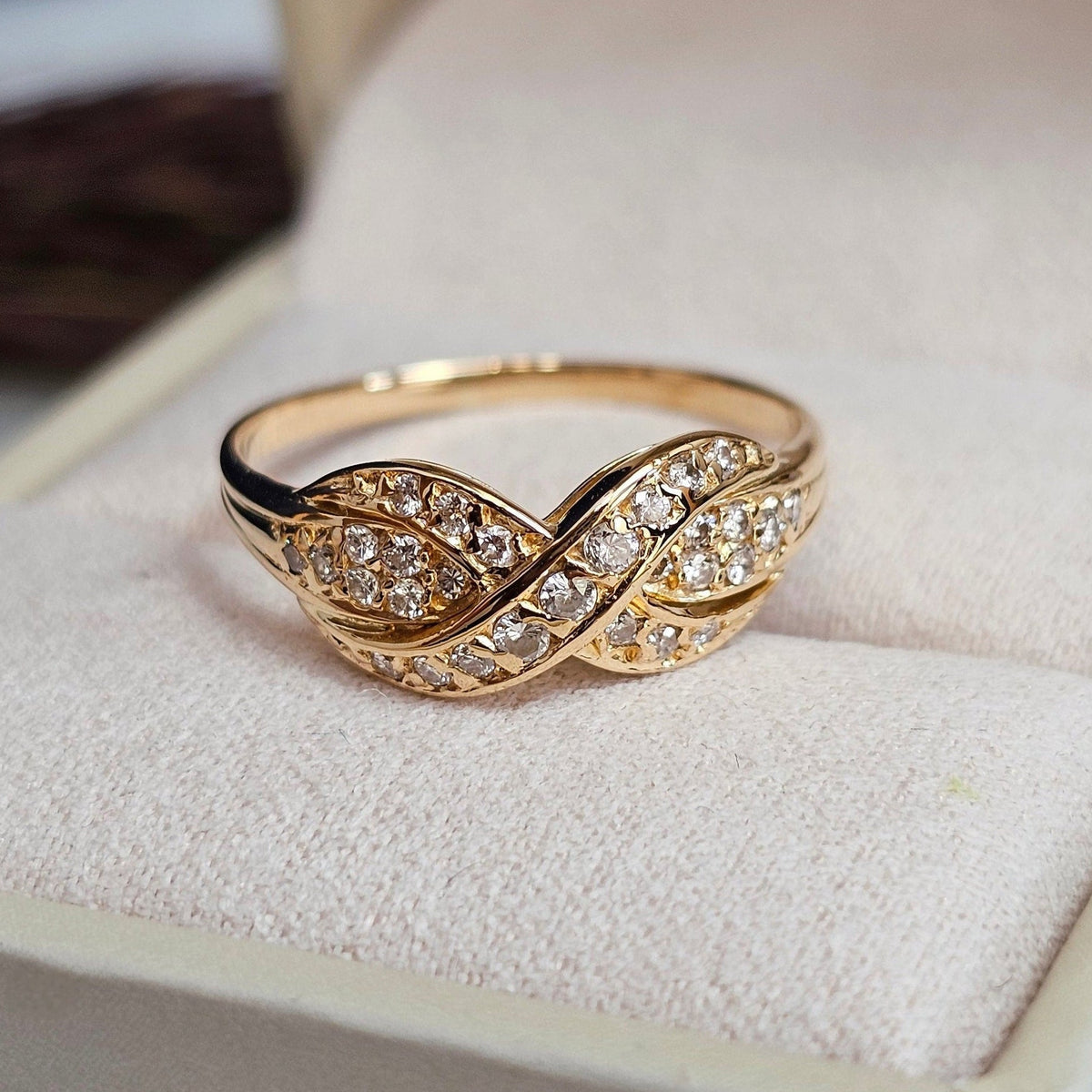 Bague vintage en or jaune 18 carats au motif entrelacé entièrement serti de Diamants. Sélectionnée par Etoile Grenat.