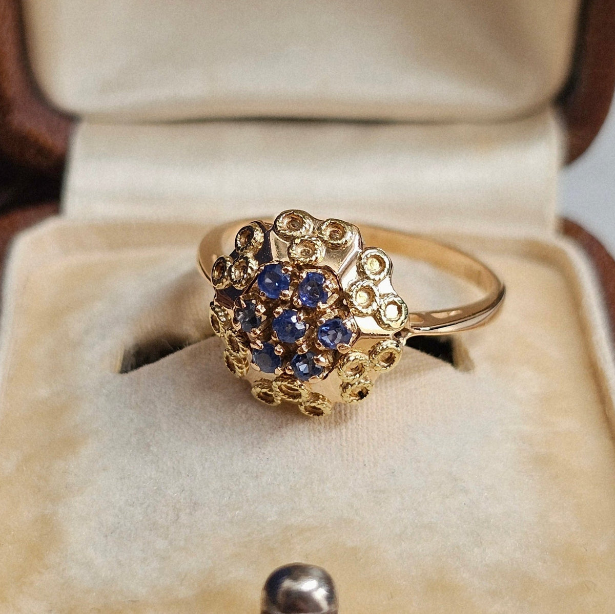 Bague fleur ancienne vers 1950, en or jaune et rose, sertie de saphirs et ornée d'un décor de petits cercles tressés