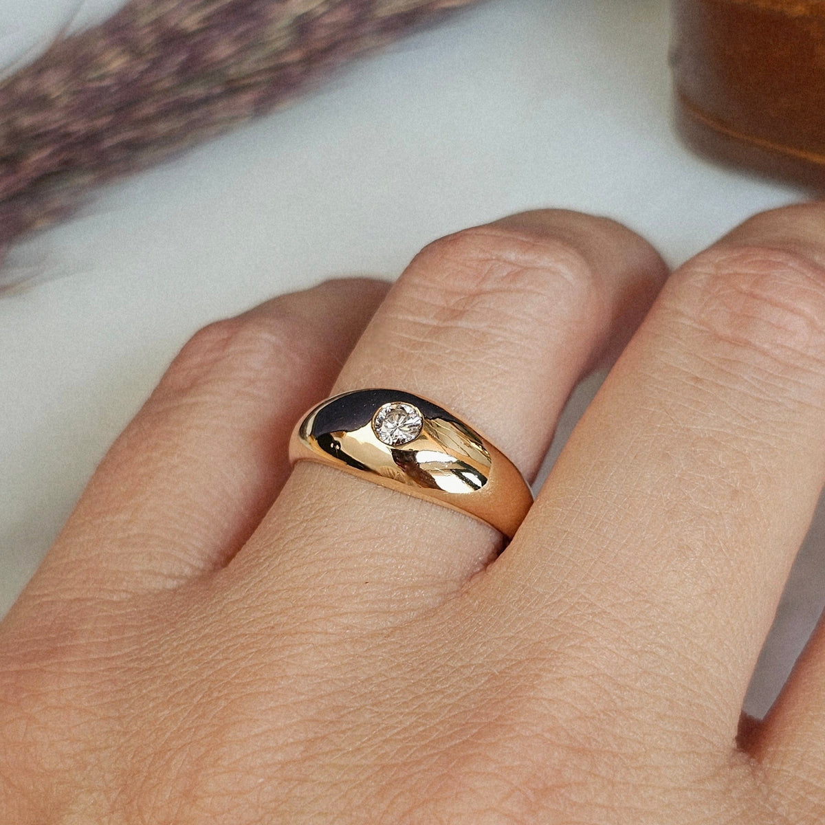 Bague jonc anglais vintage en or jaune sertie d'un diamant de 0.14 carat, vue portée