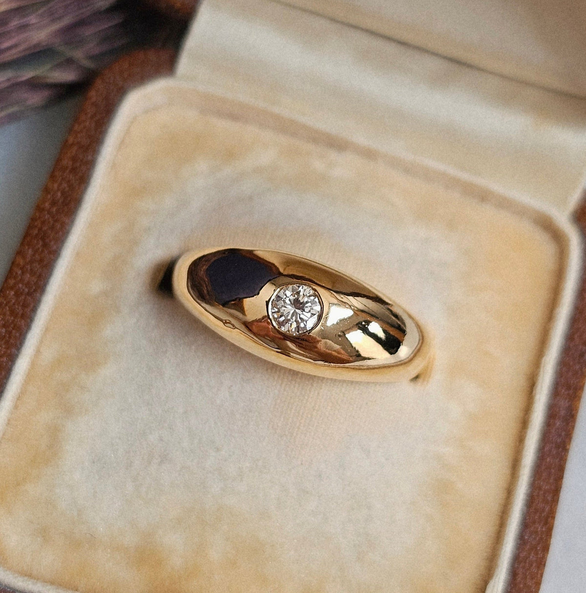 Bague jonc anglais vintage en or jaune sertie d'un diamant de 0.14 carat