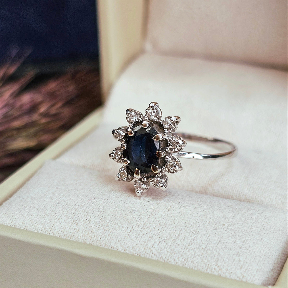 Bague vintage de forme marguerite en or blanc sertie d'un saphir et de diamants, autre vue de profil