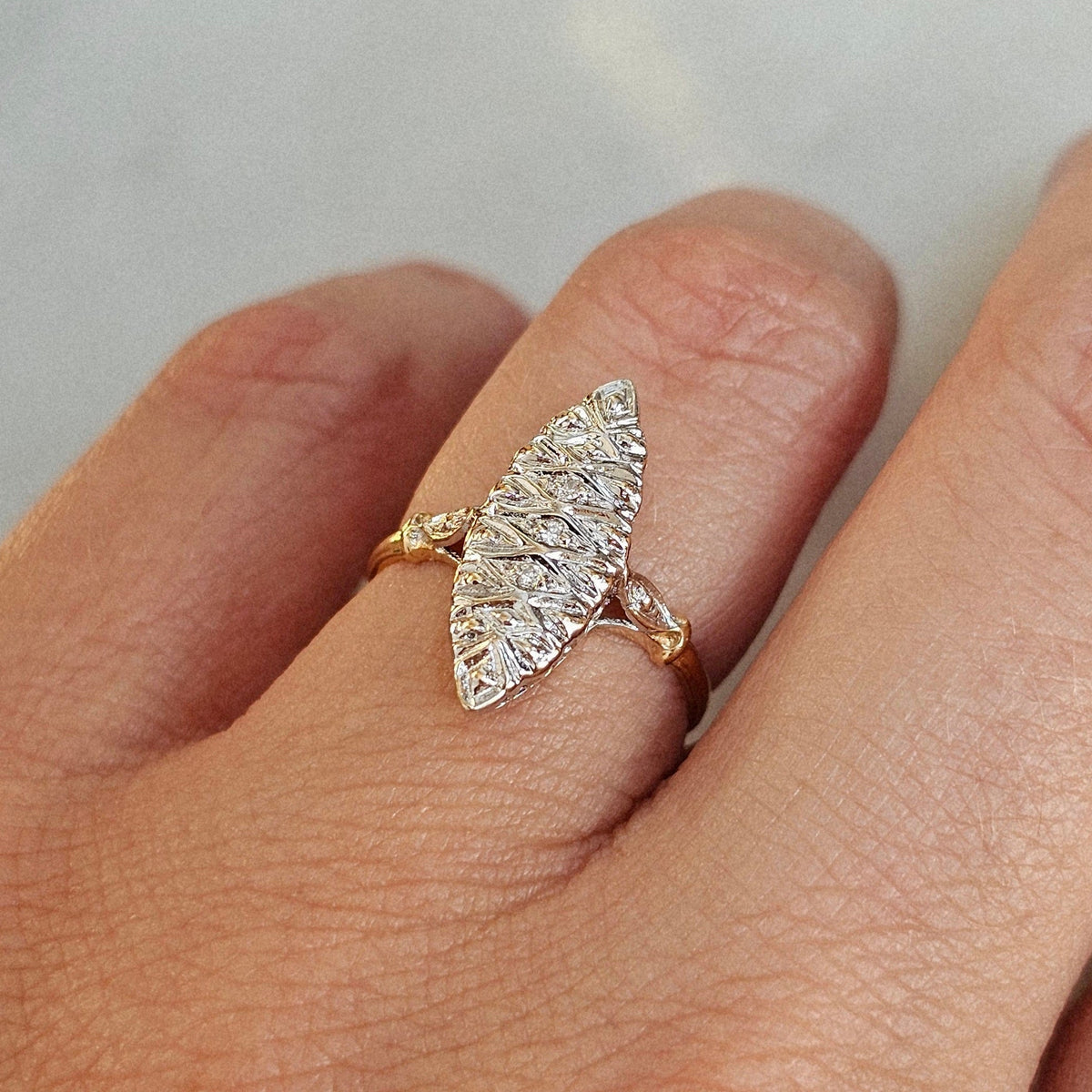 Bague vintage de forme marquise vers 1990 en or blanc et jaune sertie de diamants, vue portée