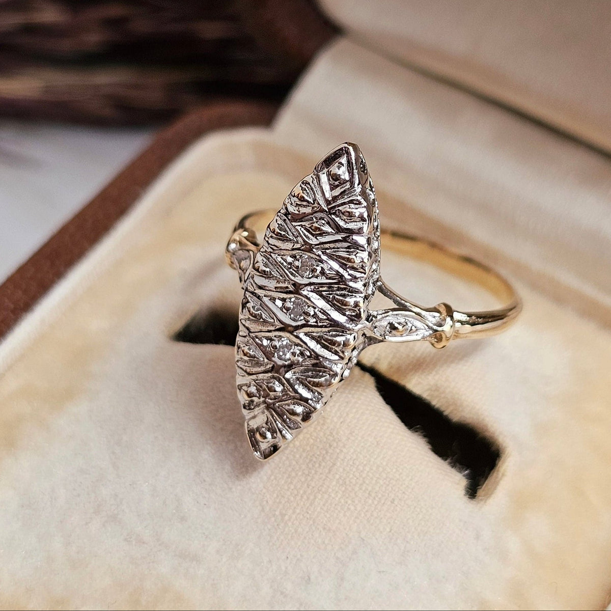 Bague vintage de forme marquise vers 1990 en or blanc et jaune sertie de diamants, vue de face