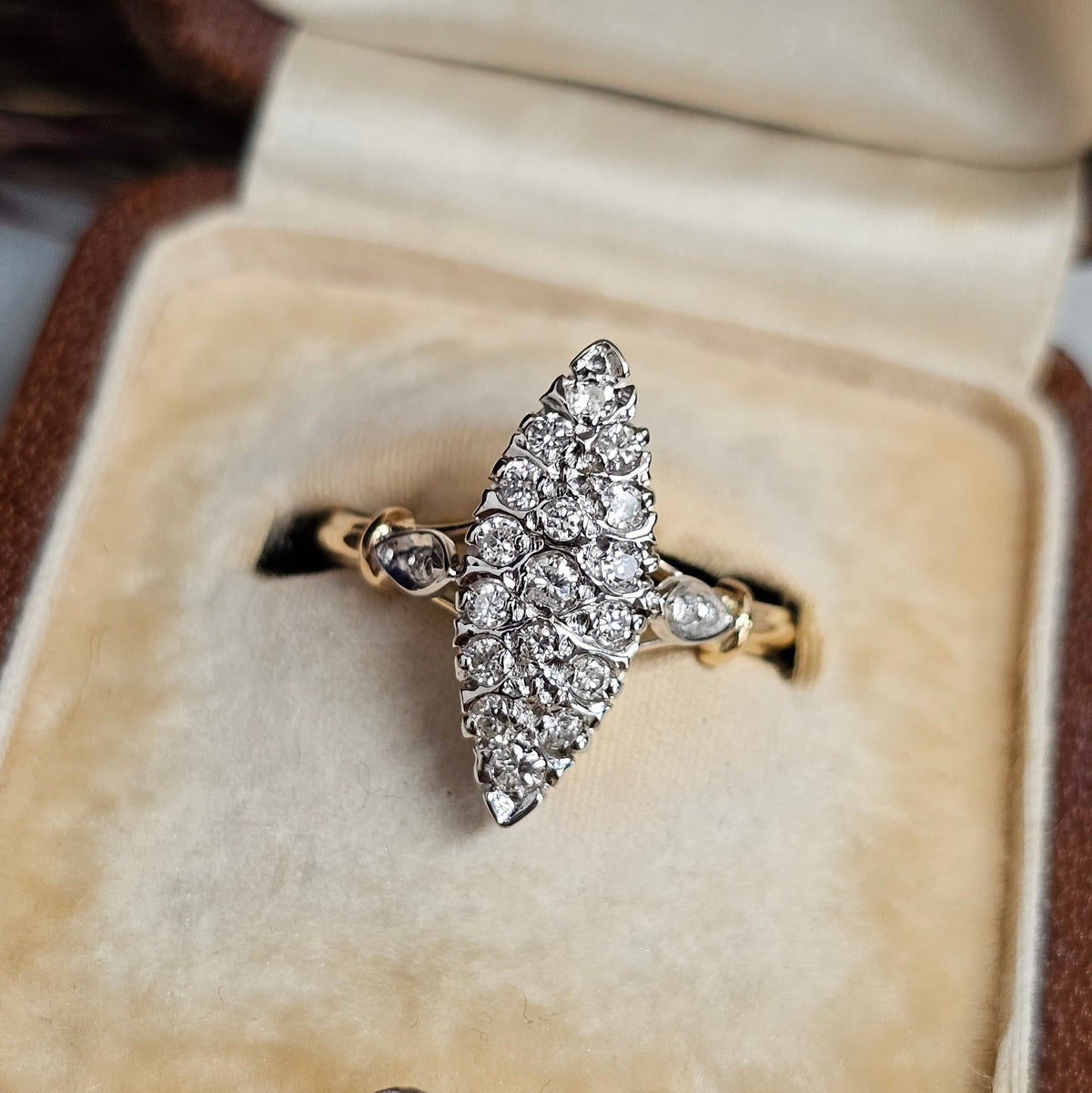 Bague vintage de forme marquise avec plateau en or blanc et anneau en or jaune, sertie de diamants, vue du dessus
