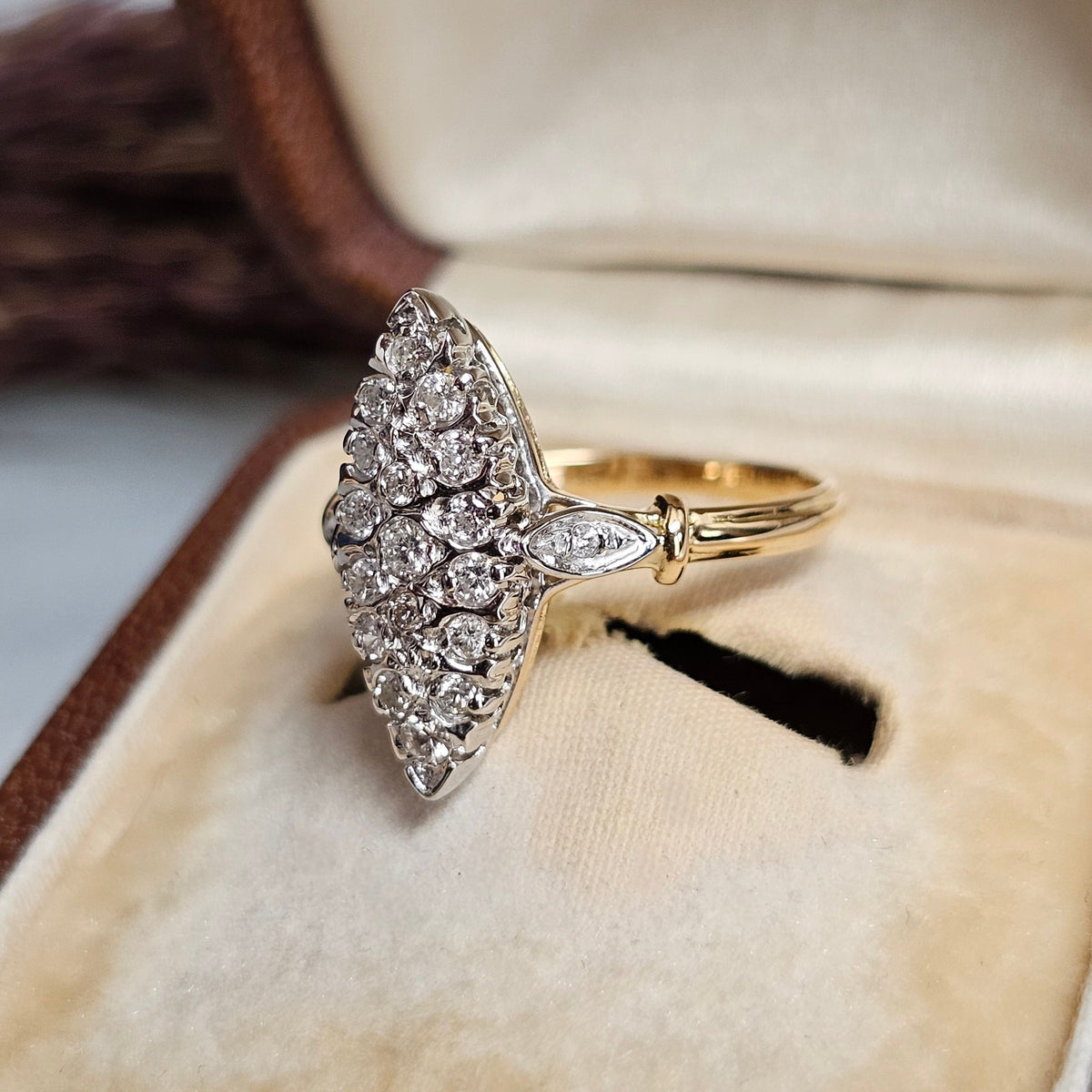 Bague vintage de forme marquise avec plateau en or blanc et anneau en or jaune, sertie de diamants, vue de profil
