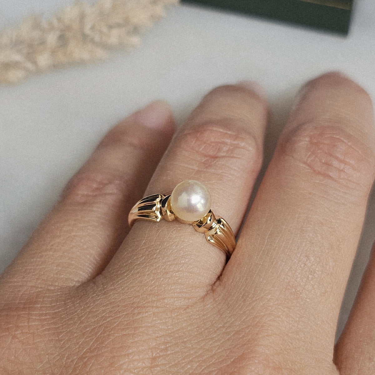 Bague vintage en or jaune 18 carats sertie d'une perle de culture, vue portée