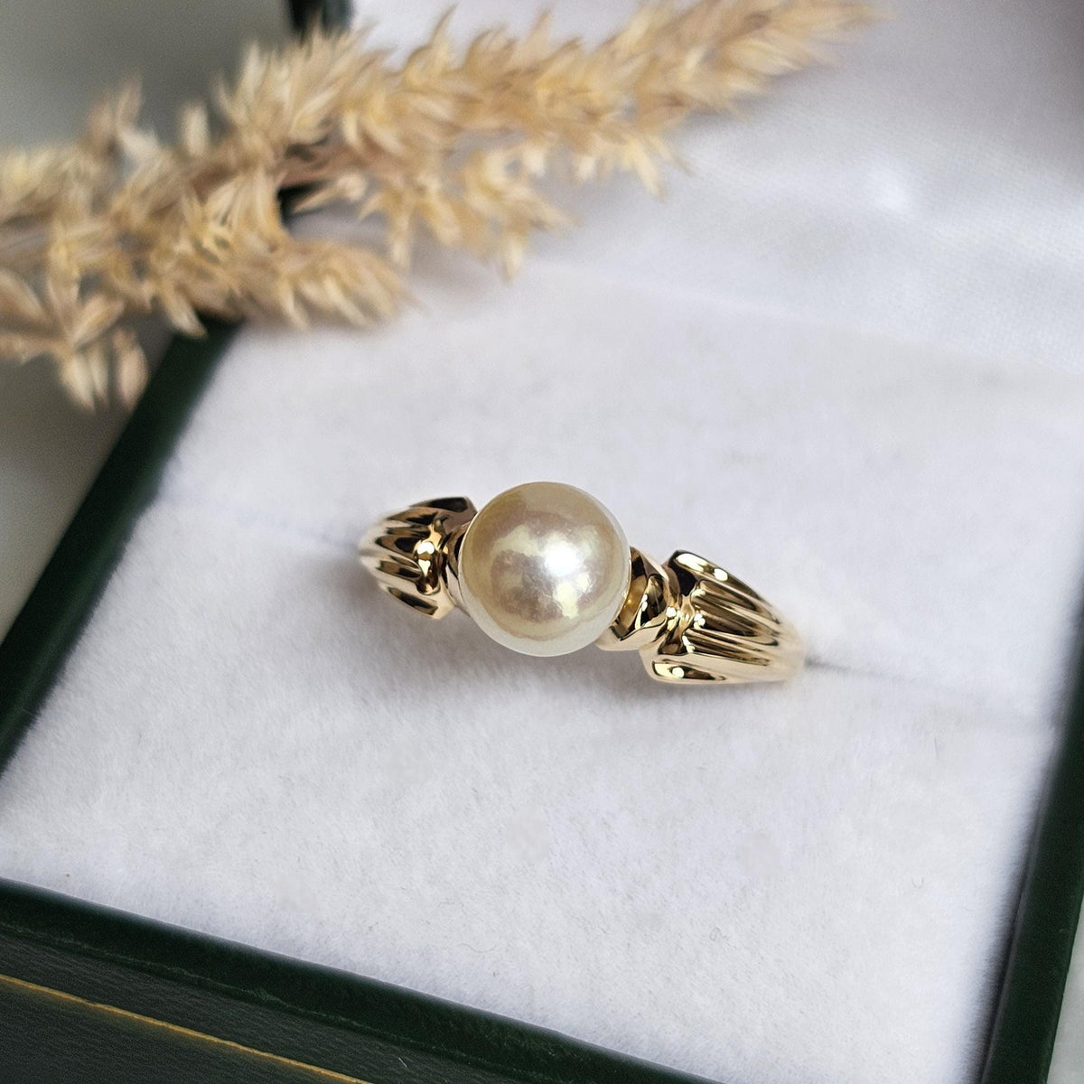 Bague vintage en or jaune 18 carats sertie d'une perle de culture, gros plan