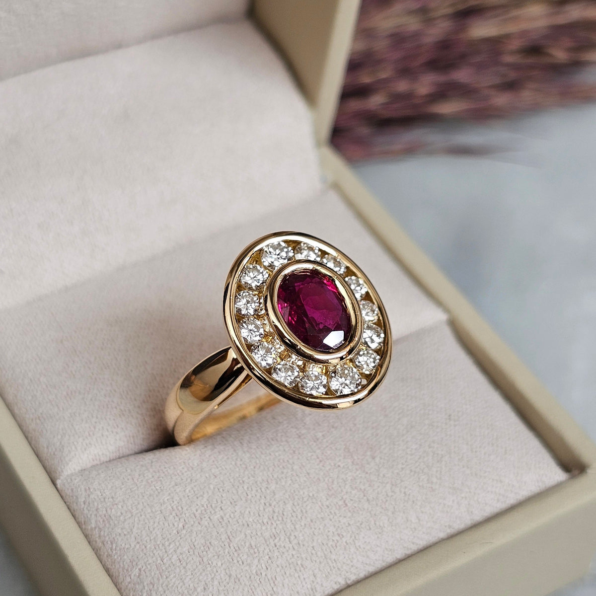 Bague vintage vers 1990 de forme ovale, aux lignes Art Déco, en or jaune, sertie d'un rubis et de diamants, vue de profil
