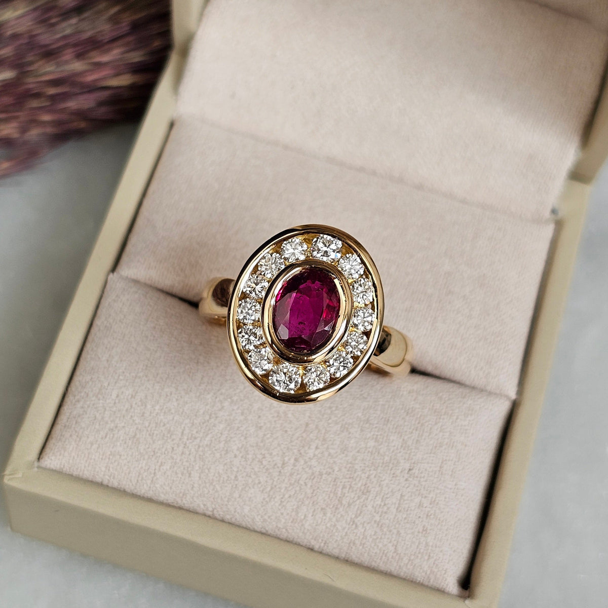 Bague vintage vers 1990 de forme ovale, aux lignes Art Déco, en or jaune, sertie d'un rubis et de diamants, vue du dessus