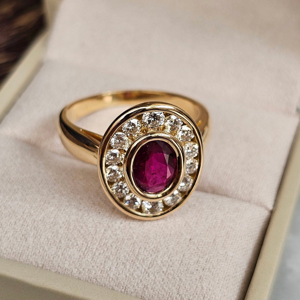 Bague vintage vers 1990 de forme ovale, aux lignes Art Déco, en or jaune, sertie d'un rubis et de diamants