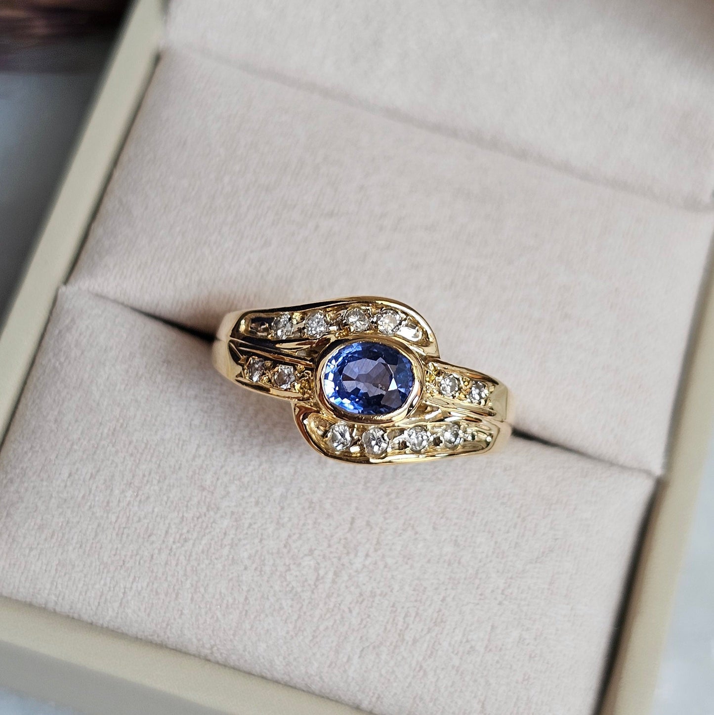 Bague vintage en or jaune 18 carats sertie d'un saphir ceylan bleu lavande et de diamants, vue du dessus.