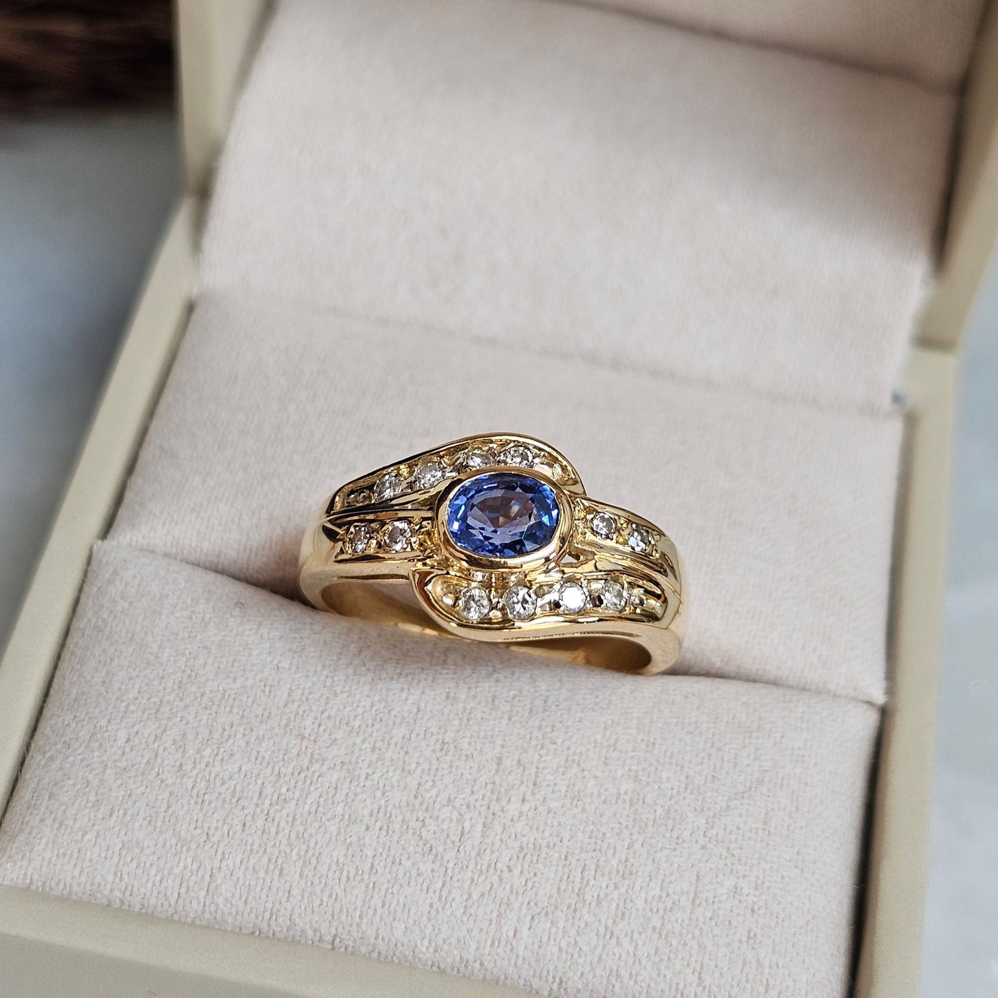 Bague vintage en or jaune 18 carats sertie d'un saphir ceylan bleu lavande et de diamants, autre vue du dessus.