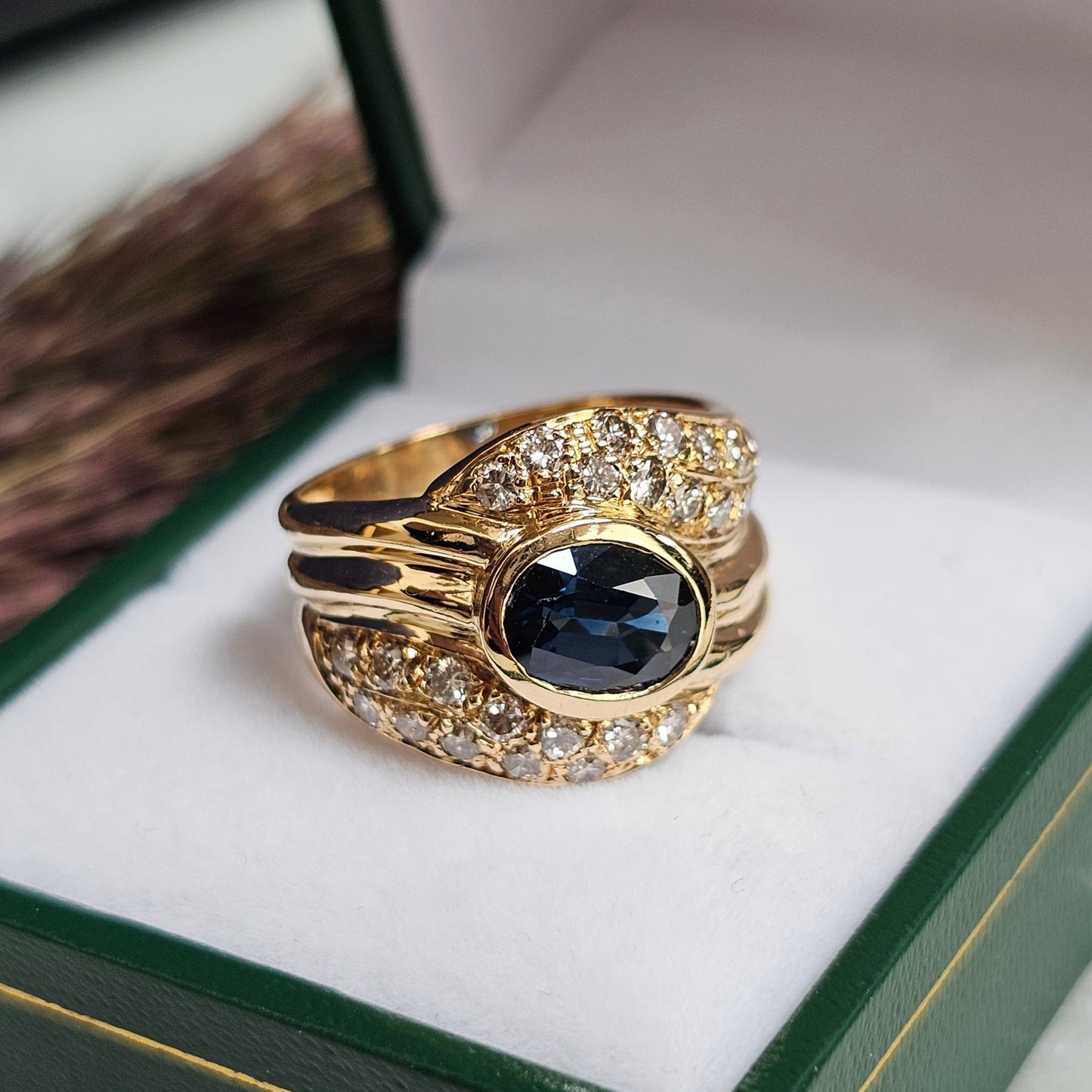 Bague vintage, type cocktail, vers 1980 en or jaune 18 carats, sertie d'un saphir et de diamants, de profil.