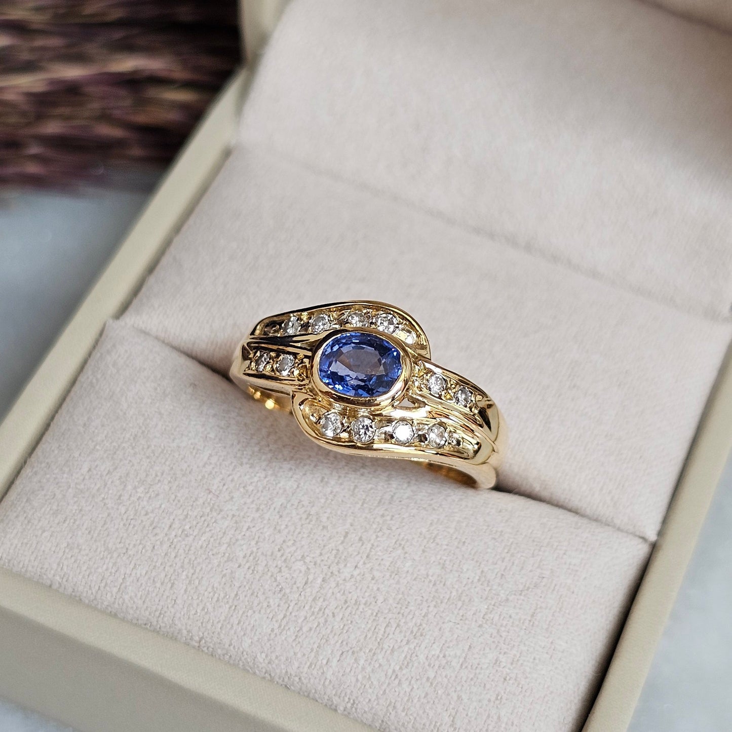 Bague vintage en or jaune 18 carats sertie d'un saphir ceylan bleu lavande et de diamants.