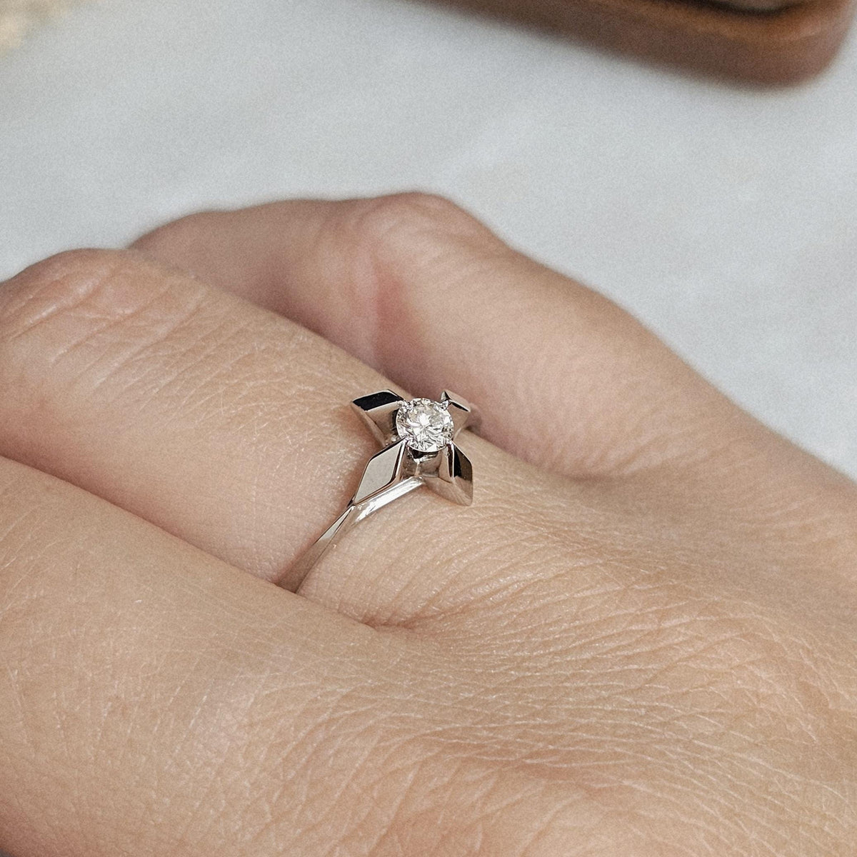 Bague solitaire vintage en or blanc 18 carats sertie d'un diamant, vue portée de profil