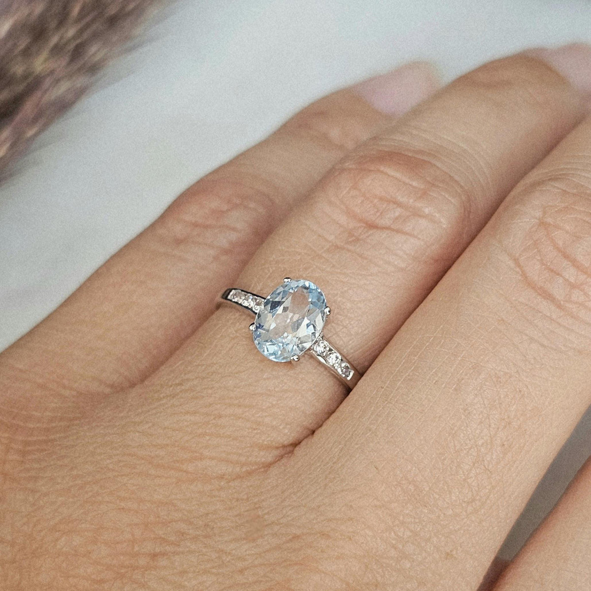 Bague de fiançailles vintage en or blanc avec Topaze et pierres blanches imitant le diamant, vue portée