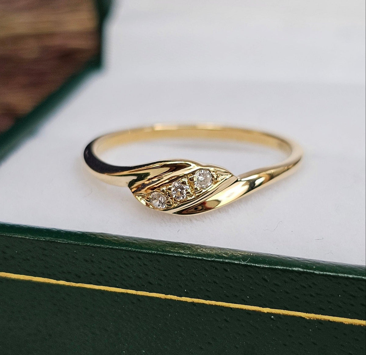 Bague vintage fine en or jaune, de style trilogie, sertie de trois pierres blanches
