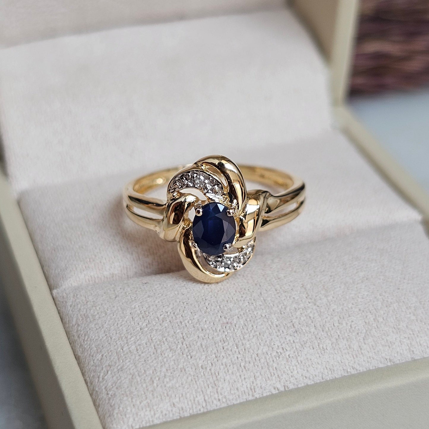 Bague vintage en or jaune 18 carats avec saphir et diamants, vue de face.