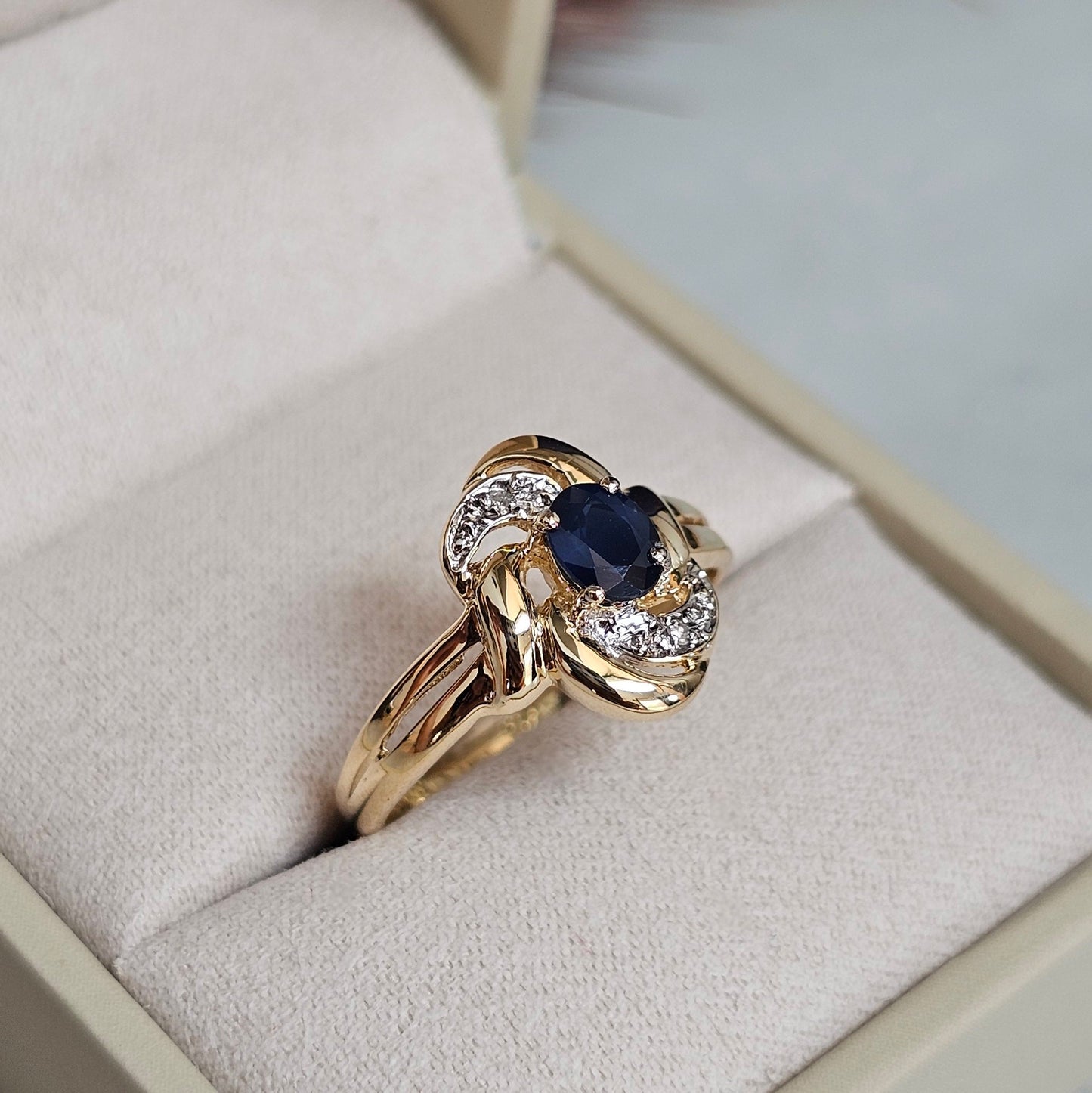 Bague vintage en or jaune 18 carats avec saphir et diamants, vue de côté.