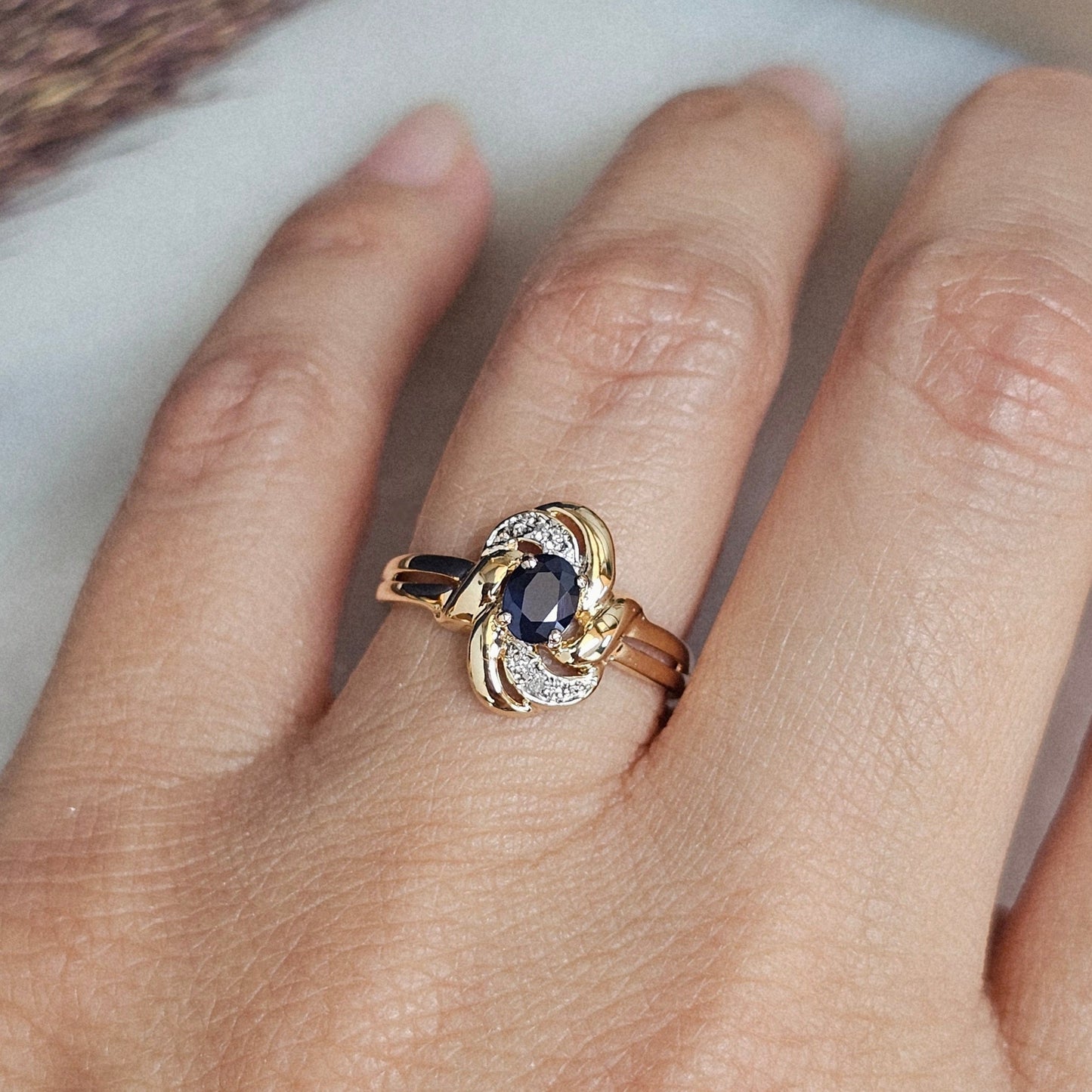 Bague vintage en or jaune 18 carats avec saphir et diamants, autre vue portée.
