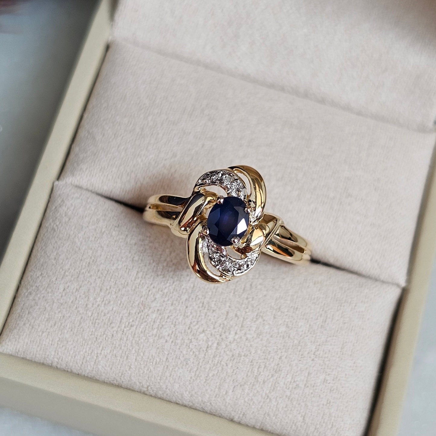 Bague vintage en or jaune 18 carats avec saphir et diamants