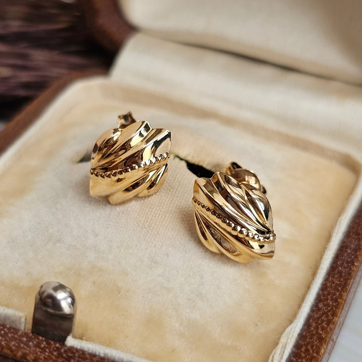 Boucles d'oreilles vintage en or jaune 18 carats, à motif en relief et perlé, autre vue en gros plan