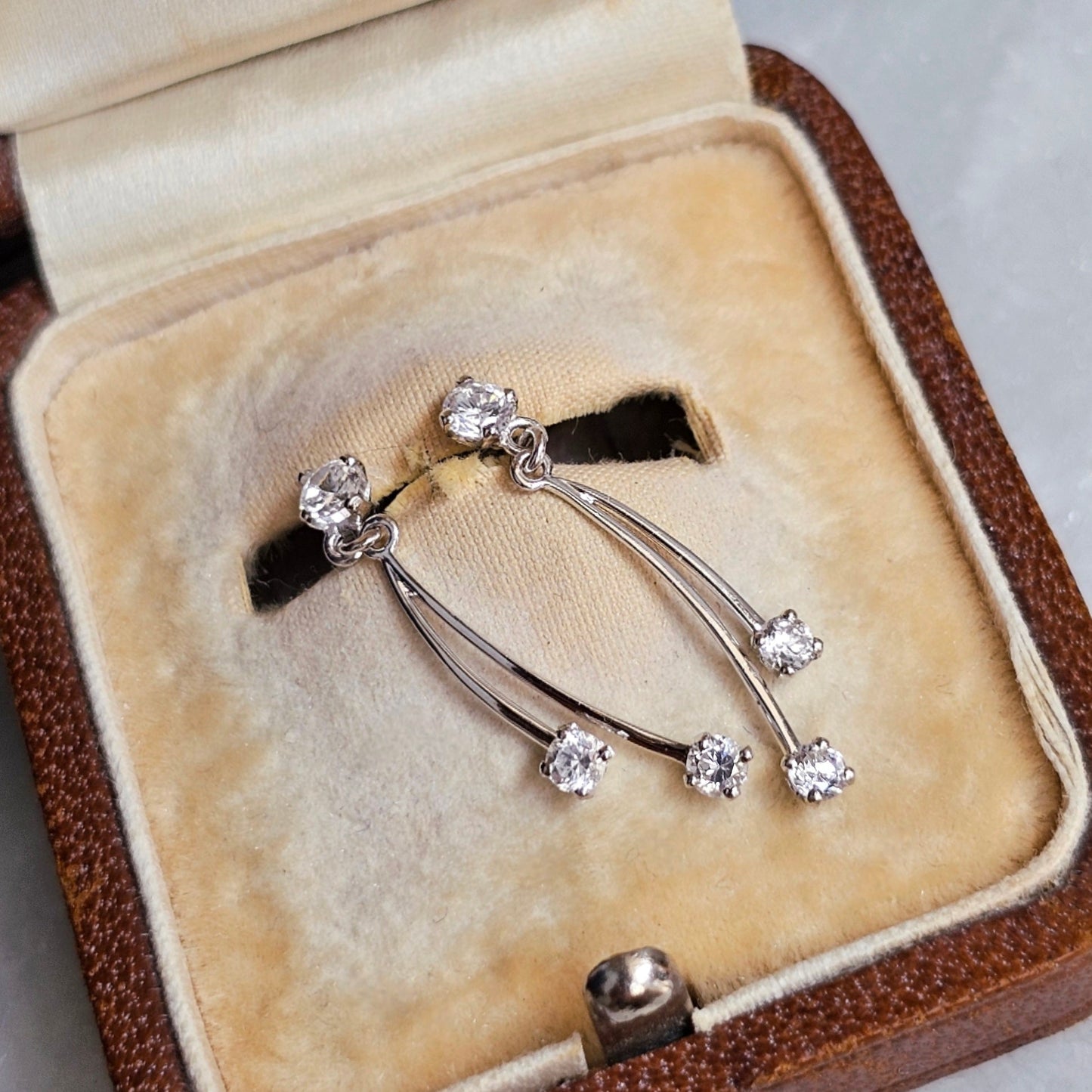 Boucles d'oreilles vintage fines en or blanc 18 carats serties de pierres blanches imitant le diamant.
