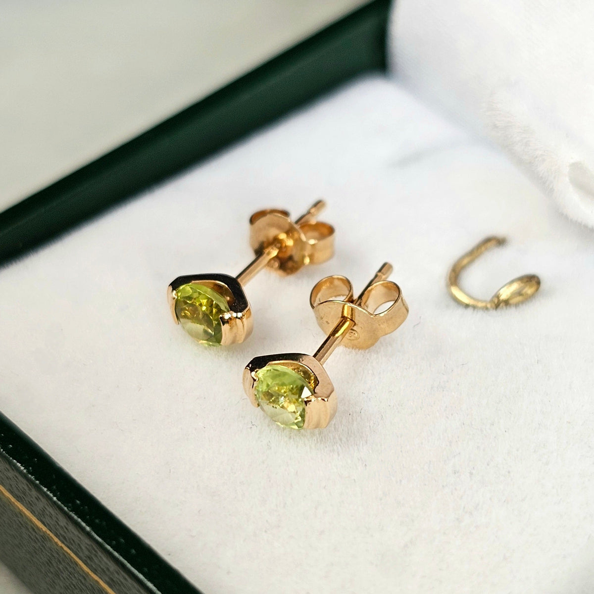 Boucles d'oreilles ou clous d'oreilles vintage en or 18 carats et péridots, vue de côté